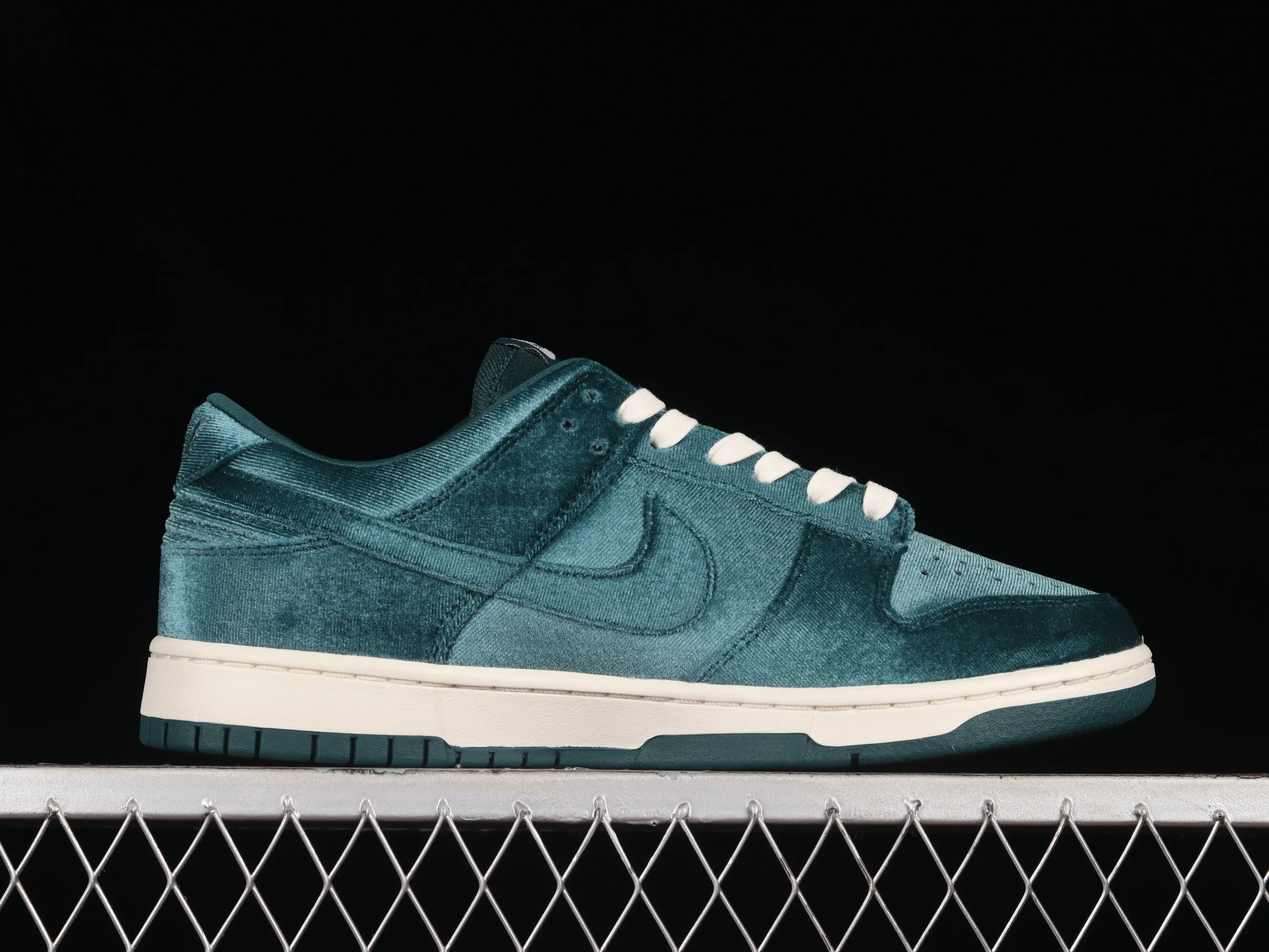 All categories Nk SB Dunk series Nk SB Dunk Low low-top sneakers Nk Dunk Low "Dark Teal Velvet" velvet dark green SB low-top casual sneakers DZ5224-300